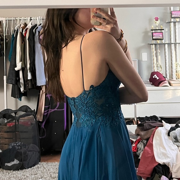 PROM DRESS 👗 - Picture 3 of 4